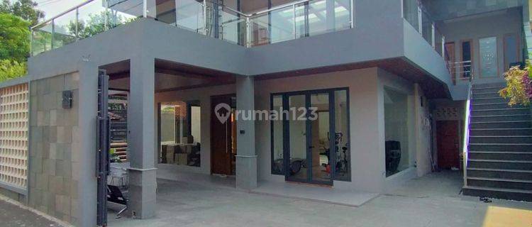 Rumah Cantik Hoek Full Renov 2 Lantai Rooftop Strategis, Bintaro 1