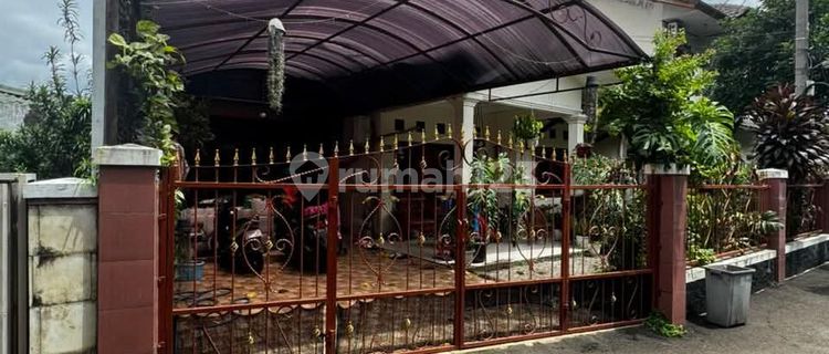 For Sale: House with Bonus Spacious Yard, Comfortable Green Area and Quiet Flood-Free Environment in Jagakarsa, South Jakarta 1