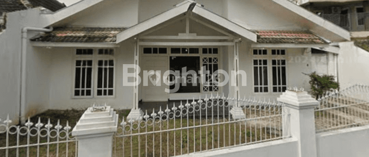 Rumah luas dekat sekolah Hwa Ind di Jl. Borobudur Malang 1