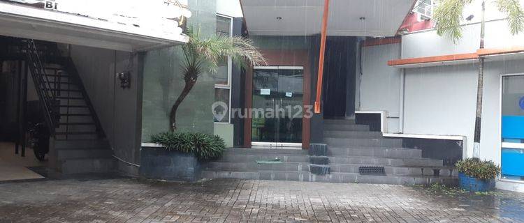 Bangunan Kantor Area Strategis Pinggir Jalan Utama, Parkir Luas, Murah 1