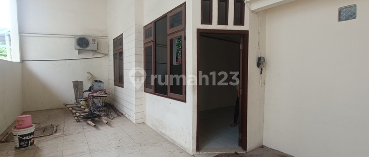 House for Sale with SHM, 135 M2 Area in Puri Anjasmoro, West Semarang 1