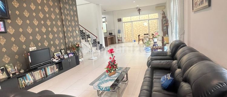 For Sale Large House in Villa Murai Complex 1