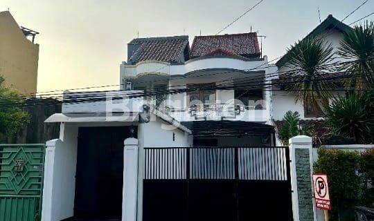 RUMAH 3 LANTAI BARU RENOVASI DI MATRAMAN JAKARTA TIMUR 1