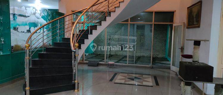 Rumah Toko Dijual 2,5 Lantai Lokasi Pinggir Jalan Cibaduyut  1