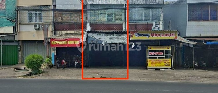 Strategic and Ready-to-Live-in Shop House on Rappocini Raya Street 1