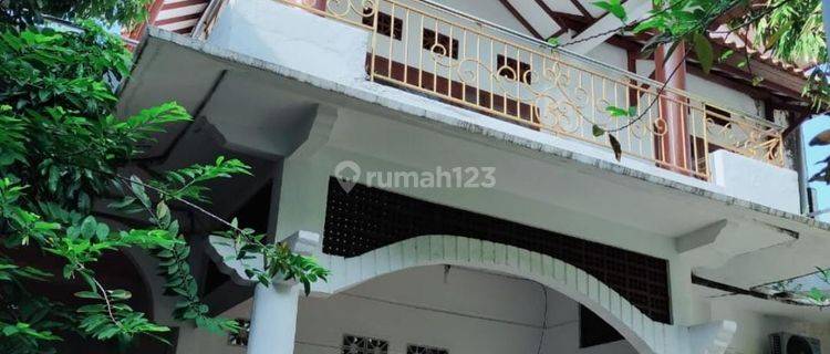 Rumah 2 Lantai Kondisi Bagus di Jl. Basuki Rachmad, Tuban 1