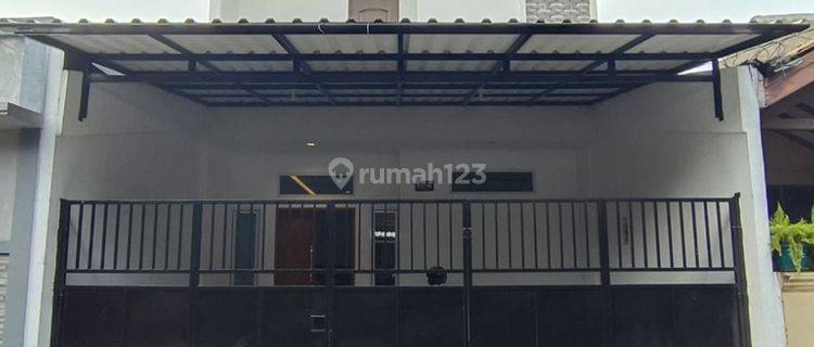 Rumah 3 Lantai 4 Kamar Hadap Tenggara di Griya Loka 1