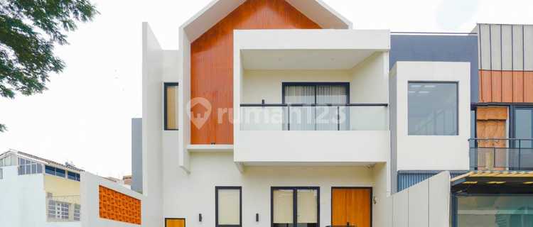 Rumah siap huni 2 lantai 4+1 kamar hadap selatan di Amalfi 1