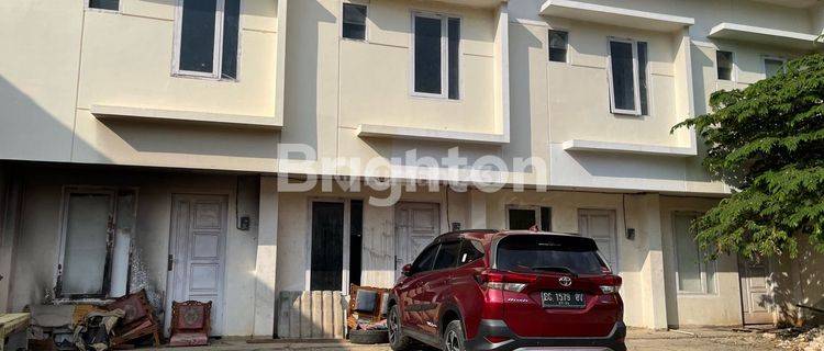 di  Townhouse d belakang hotel santika radial dekat Transmart Mall 1