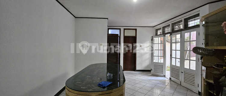 Land counted house, block C, suitable for rebuilding. 1