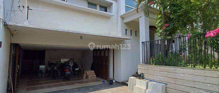 For Rent Modern  Home
senopati Area
keb Baru-Jaksel 

luas Tanah 450m2
luas Bangunan 500m2
4 Km Tidur, 3km Mandi, Lokasi Strategis  1