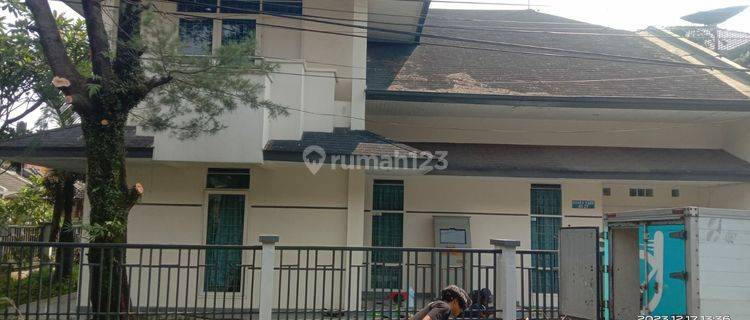 Harga jauh dibawah njop , rumah bagus 2lt tengah kota   1