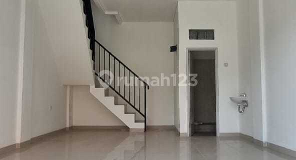 New 2.5-Story Shop House on Lembang Main Road, Ready to Occupy. 1