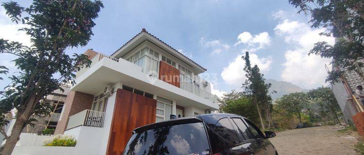 Villa Mewah di Batu Malang Dijual Bonus Halaman Belakang Luas Untuk Kolam Renang 1