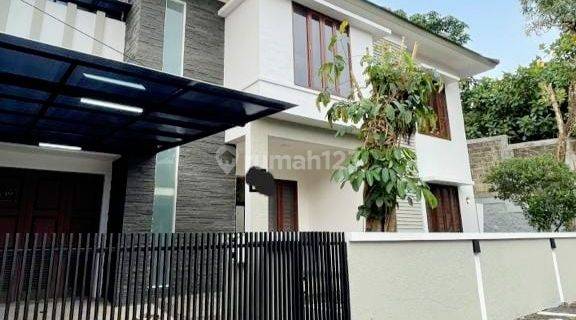 RUMAH MODERN SEMI FURNISHED SIAP HUNI DI KOMPLEK 1