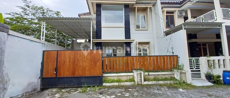 Disewakan Rumah Cantik 2lt Lokasi di Jl Kaliurang Km 4,5 Dkt Ugm. Jd 1