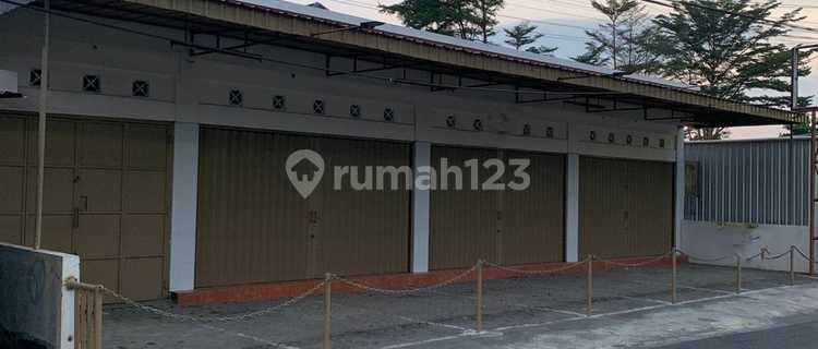 Strategic Shophouse by the Roadside in Ngemplak Area 066000 age2508 1