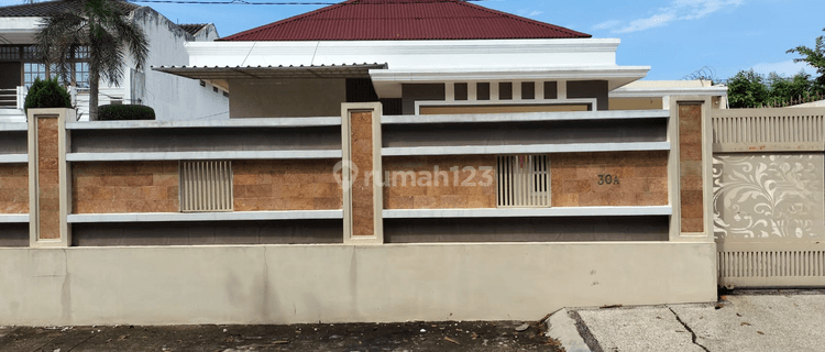 Rumah Mewah Semi Furnished Dijual di Tengah Kota 1