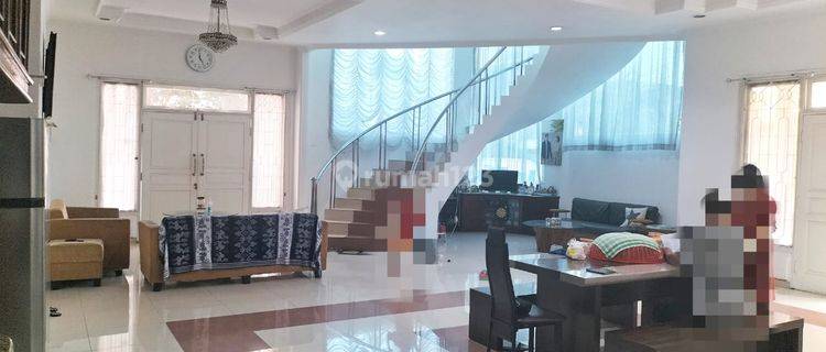 Rumah Hoek, Bagus, Luas Dgn Kamar Tidur 6+1, Tempat Parkir Luas 1