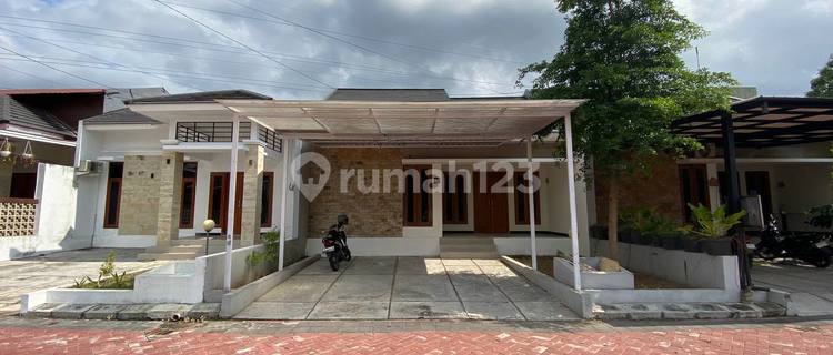 MINIMALIST HOUSE IN A HOUSING ESTATE NEAR CAMPUS, CLOSE TO MALIOBORO, SEWON. 1