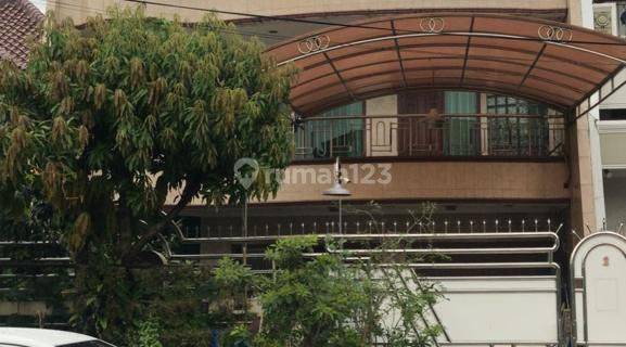 Rumah 2 lantai hadap timur selatan  Taman Surya 5 Jakarta barat 1