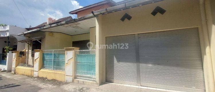 Rumah Second Dekat Fasilitas Umum di Tengah Kota Solo  1