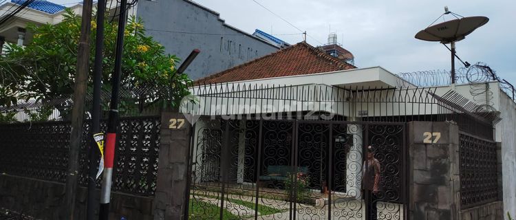 Rumah Nyaman di Pusat Kota di Jalan Mayjend Sutoyo 1