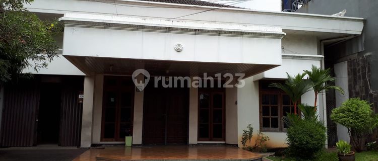 Rumah Besar Kokoh di di Jalan Tanjung 1