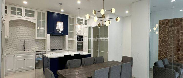 Rumah American Classic Style Bagus 3 lantai di pluit, SHM  1