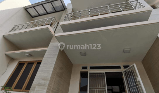 Rumah 3 Lantai Semi Furnished SHM di Taman Harapan Indah Jelambar 
jakarta Barat, Jakarta Barat 1