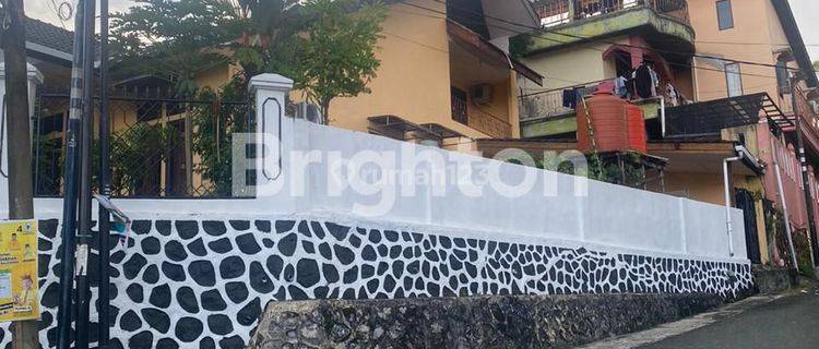 RUMAH BESAR DAN MURAH LOKASI TENGAH KOTA HARGA NEGO 1