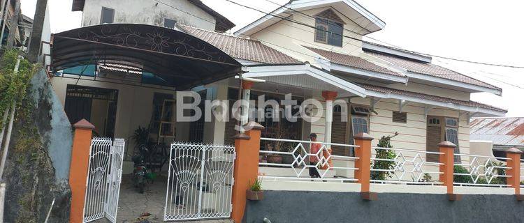 RUMAH BESAR  LOKASI TENGAH KOTA DEPAN JALAN POROS  SIAGA  AMAN NYAMAN HARGA NEGO 1