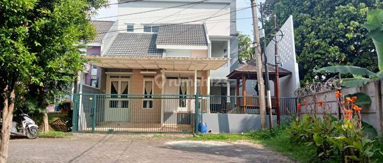 Disewakan Rumah Sudut 2 Lantai Blok Parahyangan Regency 1