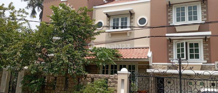 Rumah 2,5 Lantai di Jalan Boulevard Citra Garden 1