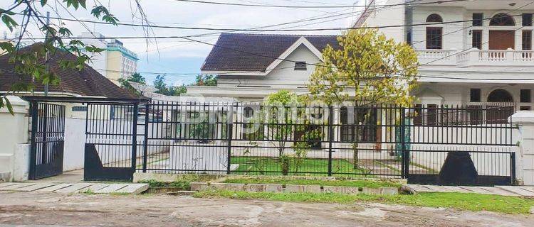 RUMAH MEWAH & LUAS KAWASAN PINGGIR JALAN CUT NYAK DIEN 1