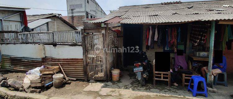 Rumah Tua Hitung Tanah di Dalam Perumahan Suradita 1