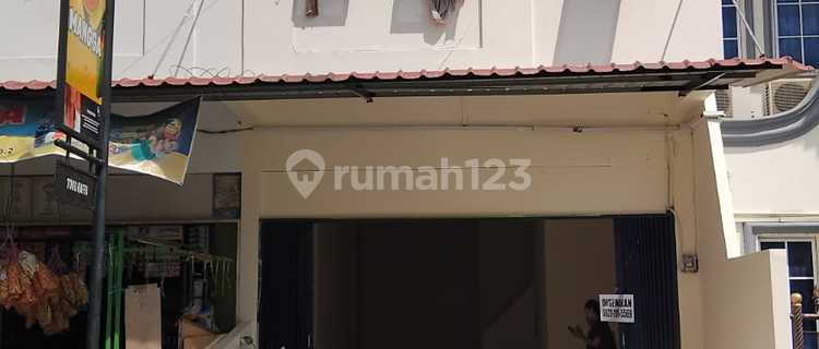 Town House. Legenda Malaka. Batam Center. Very Busy and Customary Location. High Potential for Various Types of Businesses. For the 1st Floor, with Land Area Size 4.5 X 12 = 54 M2. And There is 1 (One) Bathroom. And on the 2nd Floor There are 4 Bedrooms and 2 Bathrooms, Emergency Kitchen. Suitable. 1