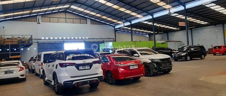 Bengkel Mobil Masih Beroperasi di Pinggir Jalan Raya di Kerawang 1