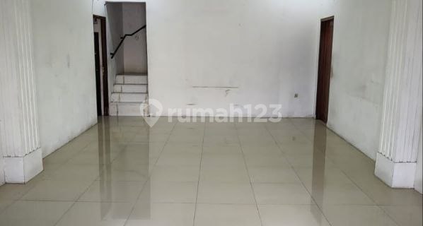 Disewakan Rumah Besar Pinggir Jalan di Mekar Sari Depok 1