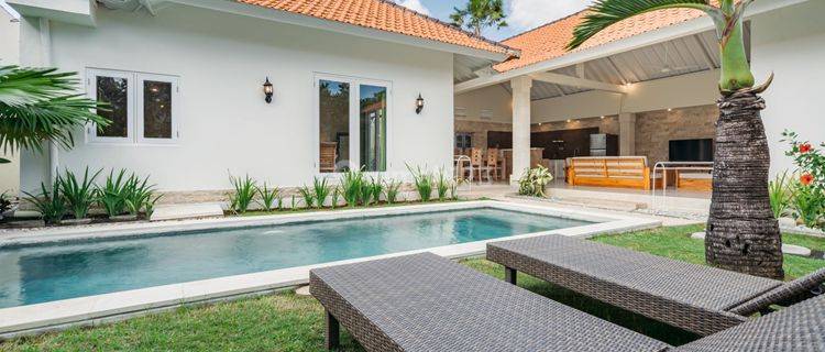 For Rent 4 Bedroom Villa With Swimming Pool in Seminyak Mc212 1