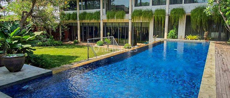 Rumah Kontemporer Bertaman Luas, Strategis Di Pejaten  1