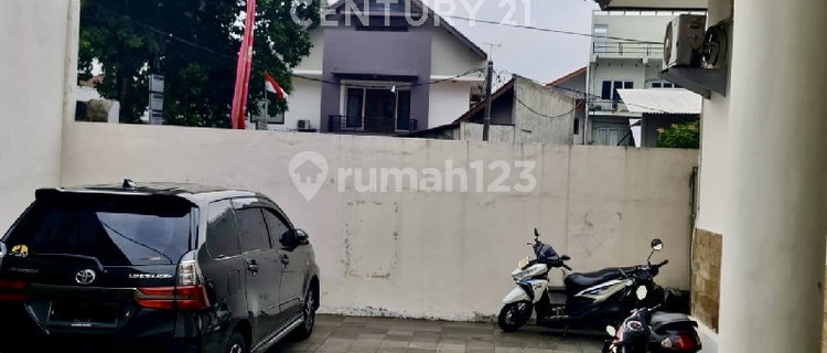 2-Story Shop House by the Roadside Near Tb Simatupang, South Jakarta 1