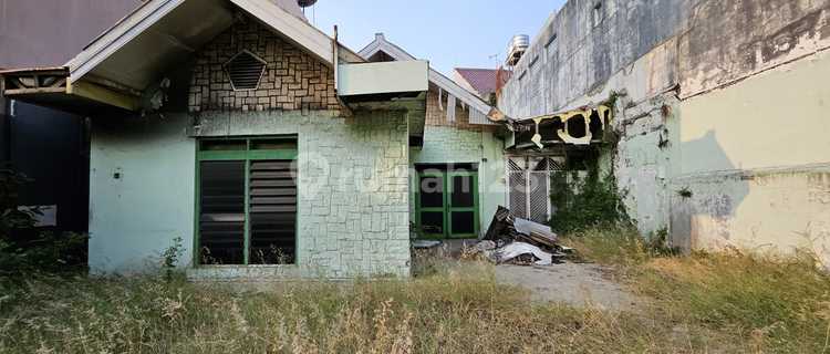 Land on Seroja Street in the city center, suitable for restaurant, cafe, clinic businesses. 1