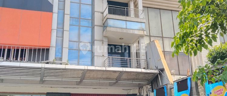 3-Storey Shophouse in the City Center, Ready to Use, Strategic Location 1