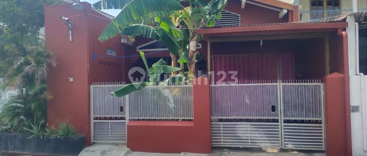 1.5-Story House In The City Center Ready to Use Flood-Free 1