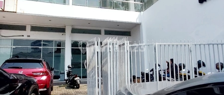 Nice 3-Storey Shop House in Gajahmungkur, Ready to Use, Main Road 1