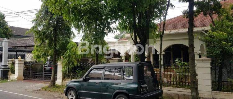 LAWEYAN, SURAKARTA, RUMAH MEWAH DENGAN TEMPAT YANG NYAMAN DAN AKSES KE SRIWEDARI HANYA 5 MENIT 1