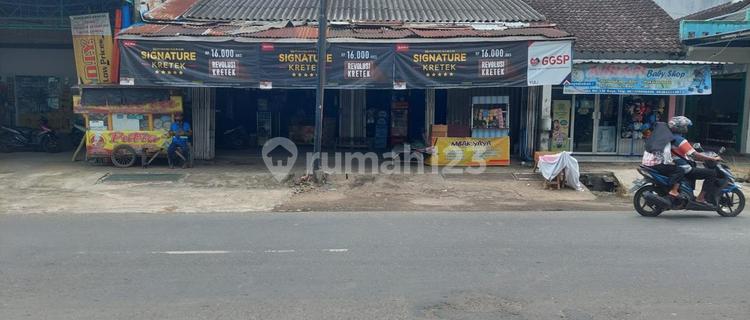 For Sale: Shop House in Downtown Boja 1