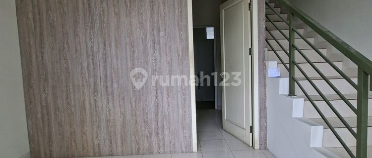 The shop house is located near Betsyeda Street, close to Tarakanita School, on the roadside. 1