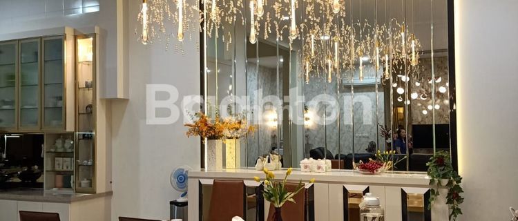 RUMAH TINGGAL MEWAH DAN LUXURY TIGA SETENGAH LANTAI BERIKUT INTERIORNYA. LOKASINYA SANGAT STRATEGIS, AKSES MUDAH KEMANA MANA. PLUIT JAKARTA UTARA 1